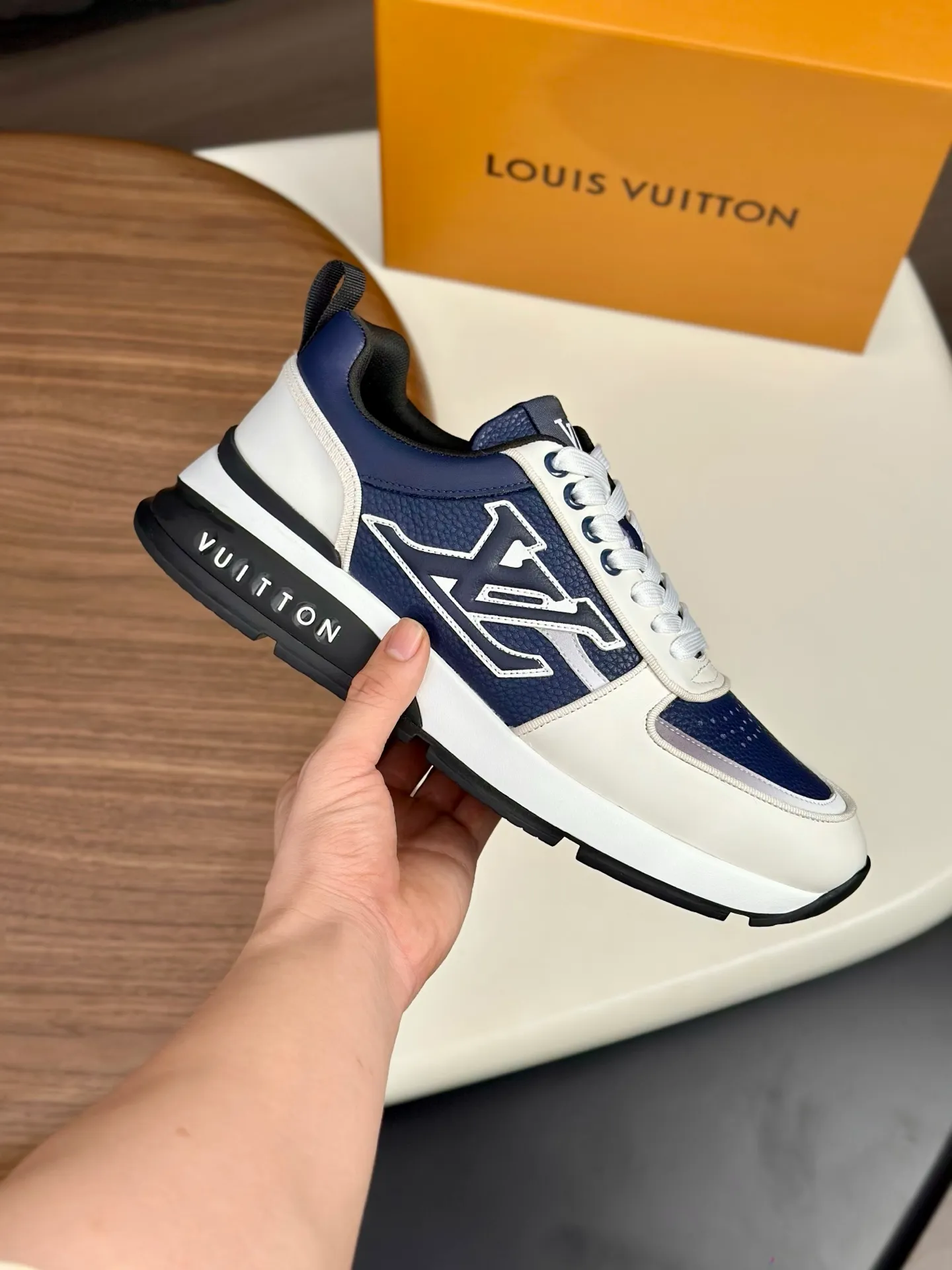[L Family] Top P: 840💰 Size: 39-44 (38.45 can be customized) Lujia new color matching men's 🧍‍♂️trainer sneakers, this LV Trainer sneaker is made of soft grained calfskin, showing pure colors, the brand was born in 1854, the designer's handwritten brand logo is embellished on one side, virgil Designed by abloh himself, it is a very commemorative sneaker, the new LV Louis Vuitton trainer sneaker low casual sports culture versatile basketball shoes